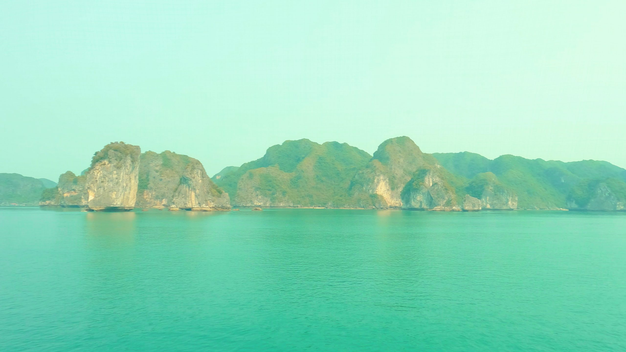 Exploring the Enchanting Wonders of Halong Bay: A Journey Amidst Majestic Limestone Karsts